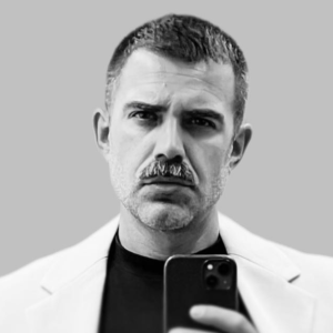 Retrato en blanco y negro de Antonio Ruiz Mena, decorador en Marbella